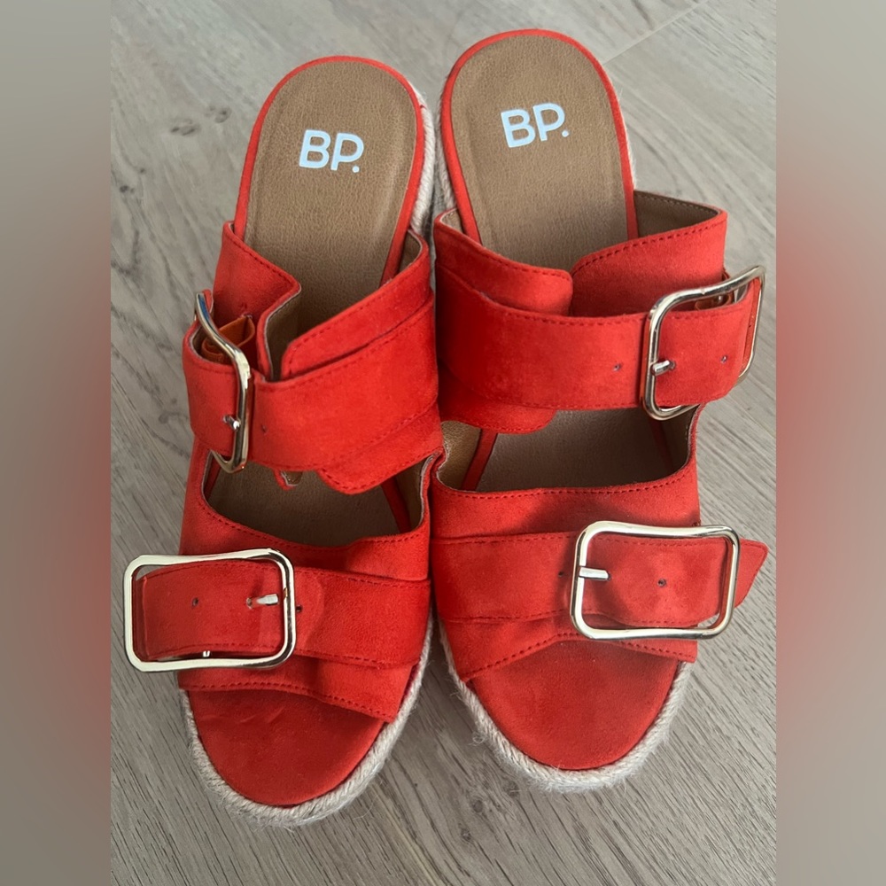 BP. Orange wedges with adjustable straps